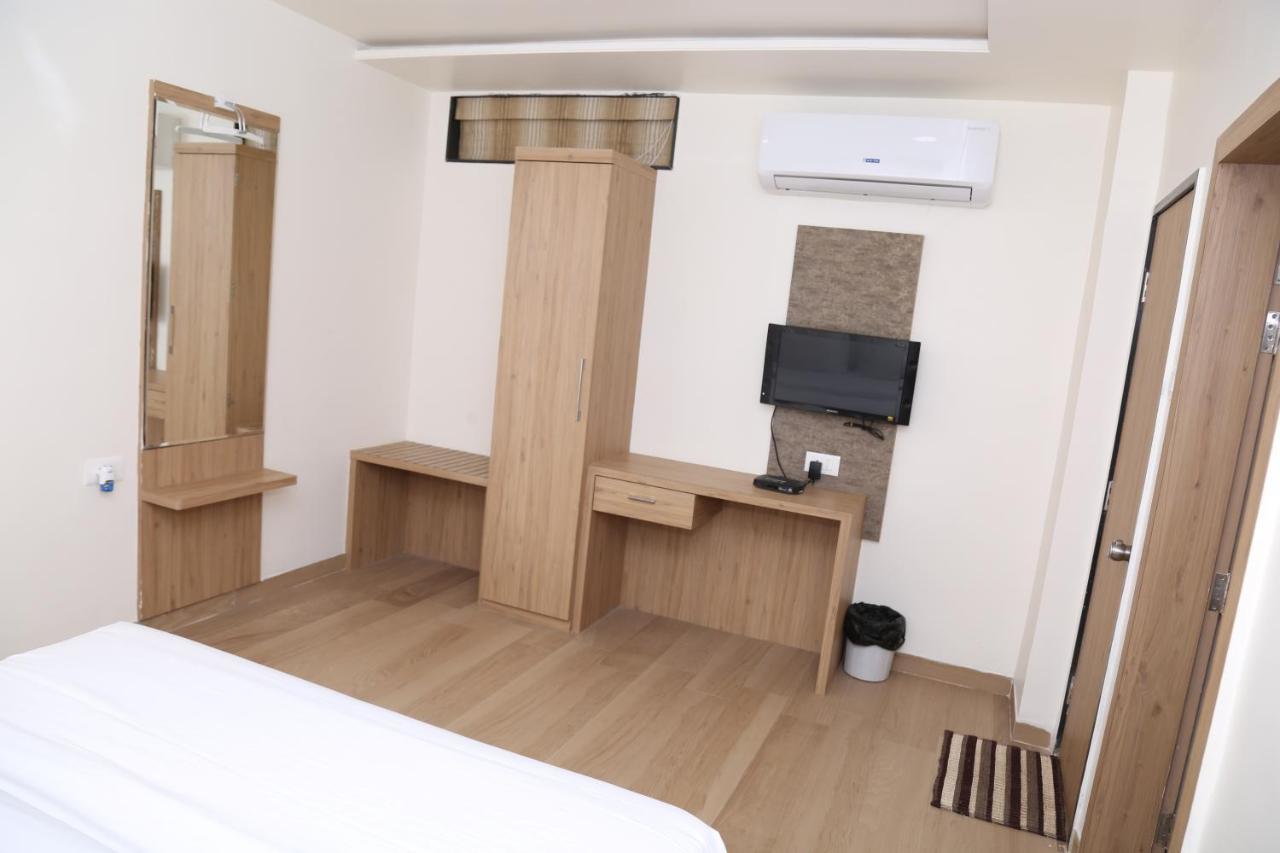 Hotel Lotus Chandrapur Екстериор снимка
